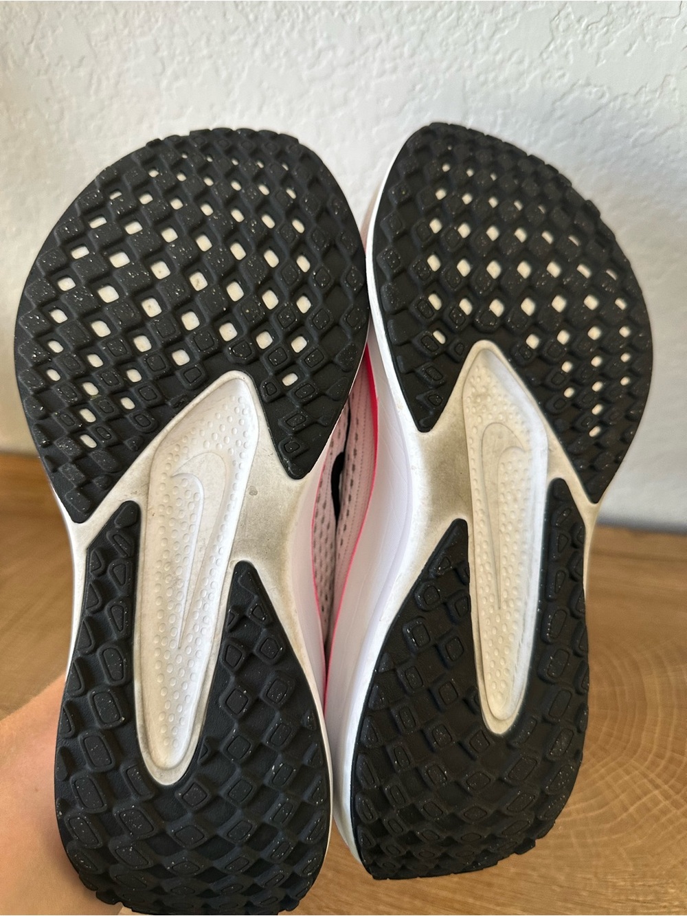 Nike White & Pink Women’s ComfyRide Running Sneakers with Black Swoosh QUEST 6 - Picture 4 of 11